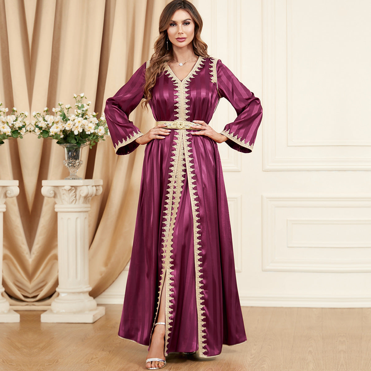 Caftan satiné brodé doré – Élégance et brillance pour soirées & cérémonies