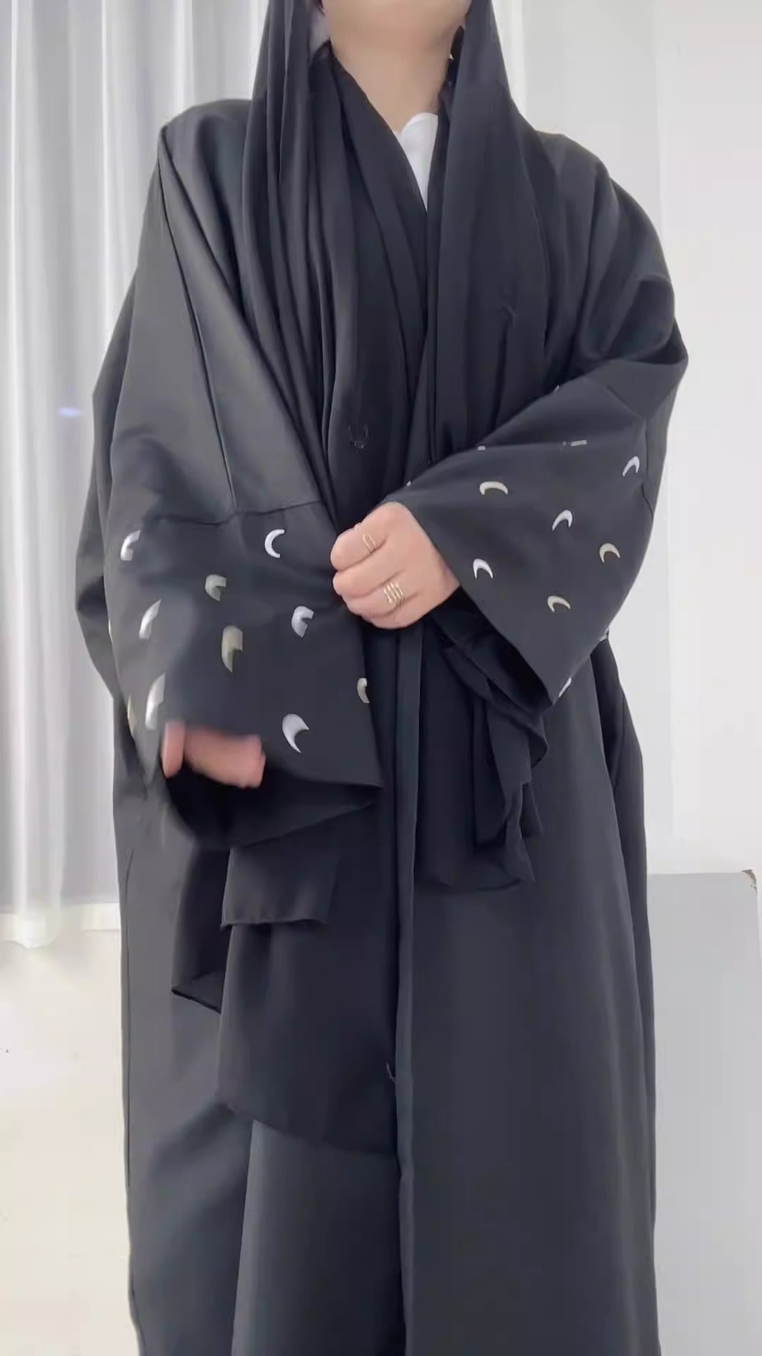 Abaya “Luna Minimal” – Élégance épurée & Détail céleste Elegant Cardigan Robe
