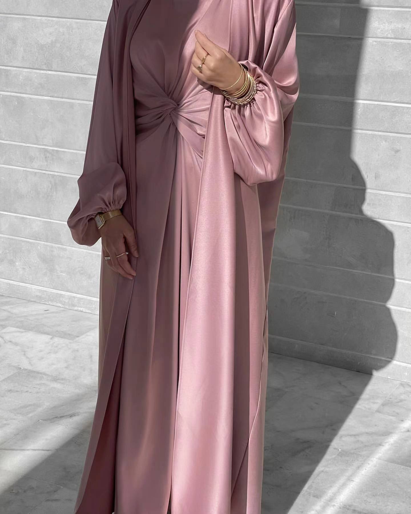 ROBE LONGUE SATINÉE HIJAB STYLE – DÉTAIL TORSADÉ ÉLÉGANT