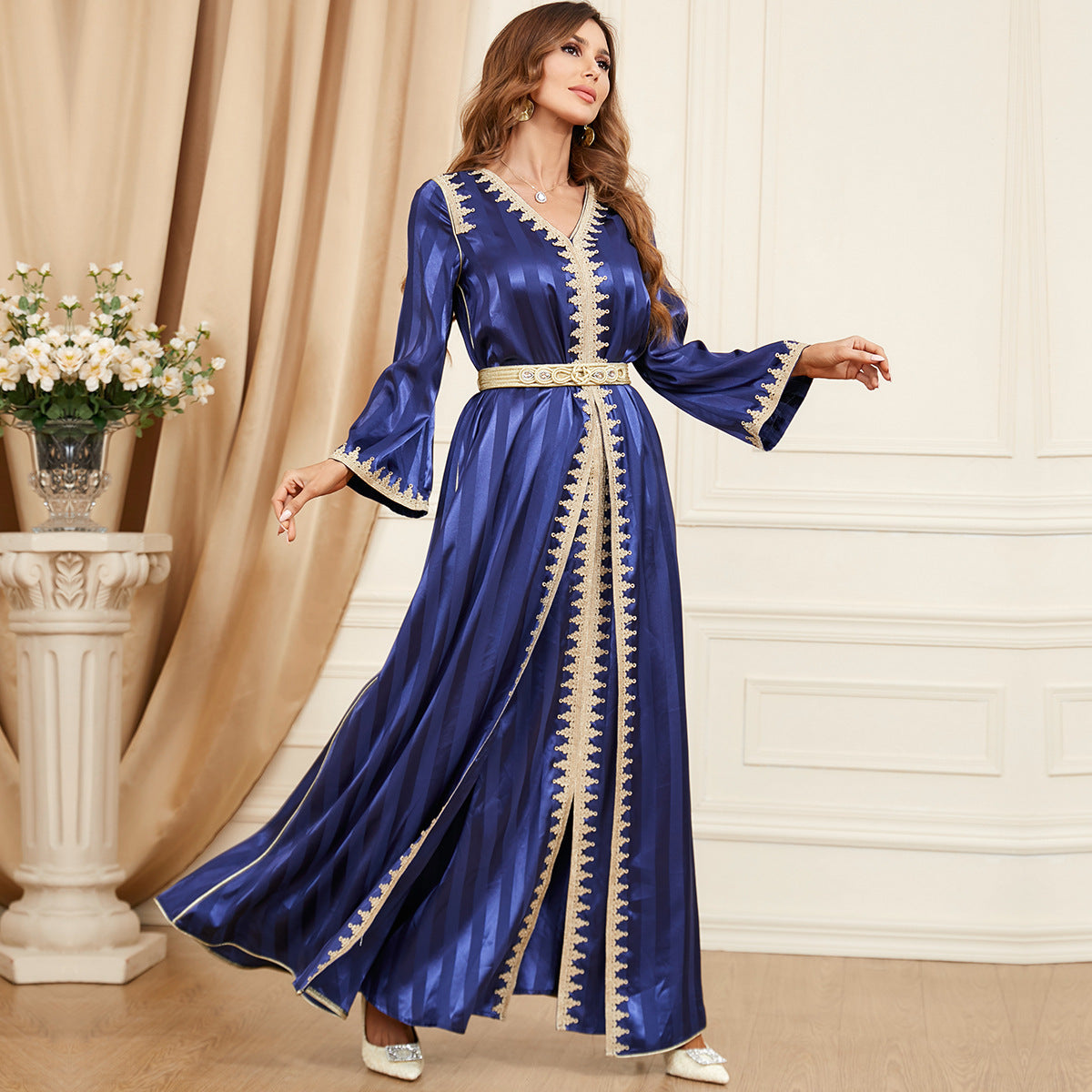 Caftan satiné brodé doré – Élégance et brillance pour soirées & cérémonies