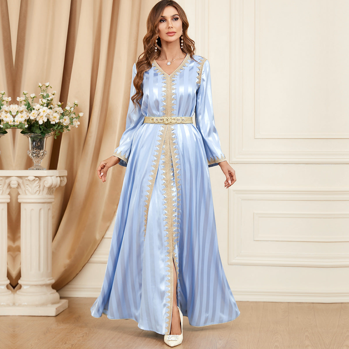 Caftan satiné brodé doré – Élégance et brillance pour soirées & cérémonies
