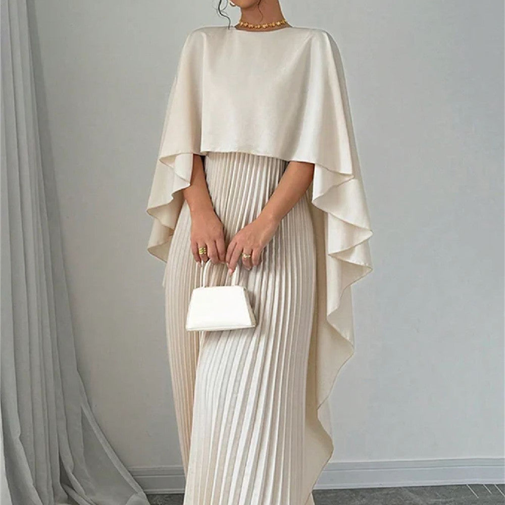 ROBE LONGUE PLISSÉE AVEC CAPE – ÉLÉGANCE DÉLICATE