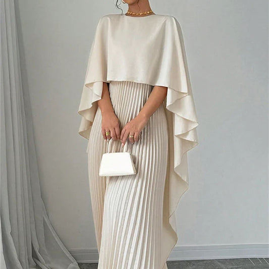 ROBE LONGUE PLISSÉE AVEC CAPE – ÉLÉGANCE DÉLICATE