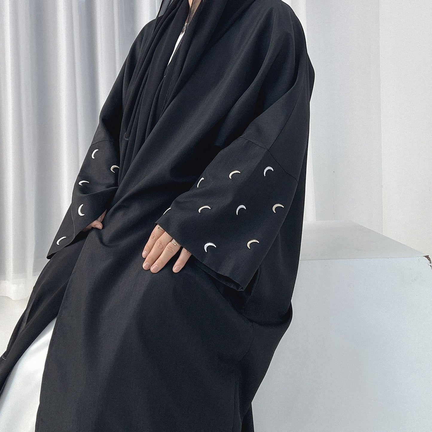 Abaya “Luna Minimal” – Élégance épurée & Détail céleste Elegant Cardigan Robe
