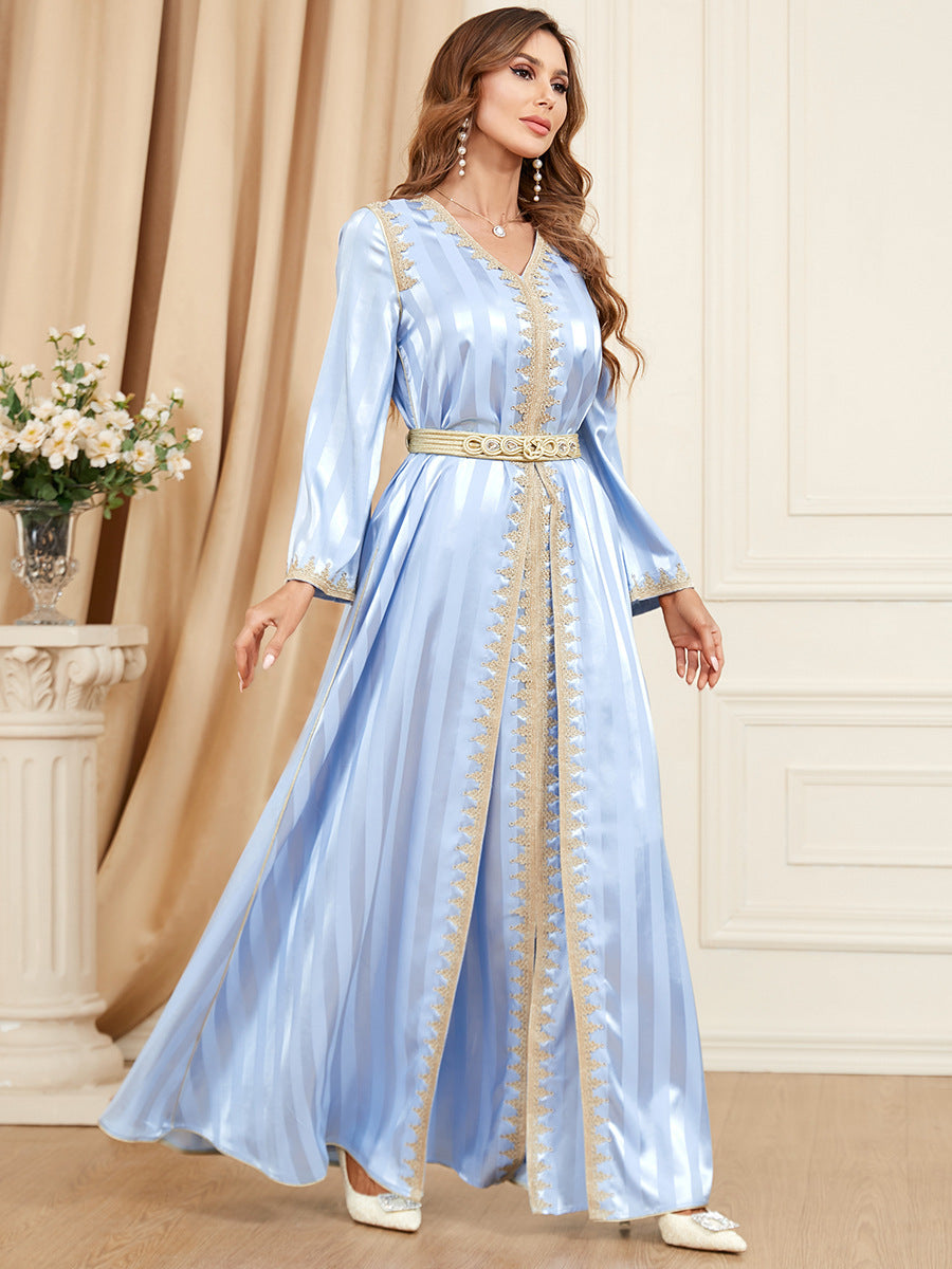 Caftan satiné brodé doré – Élégance et brillance pour soirées & cérémonies