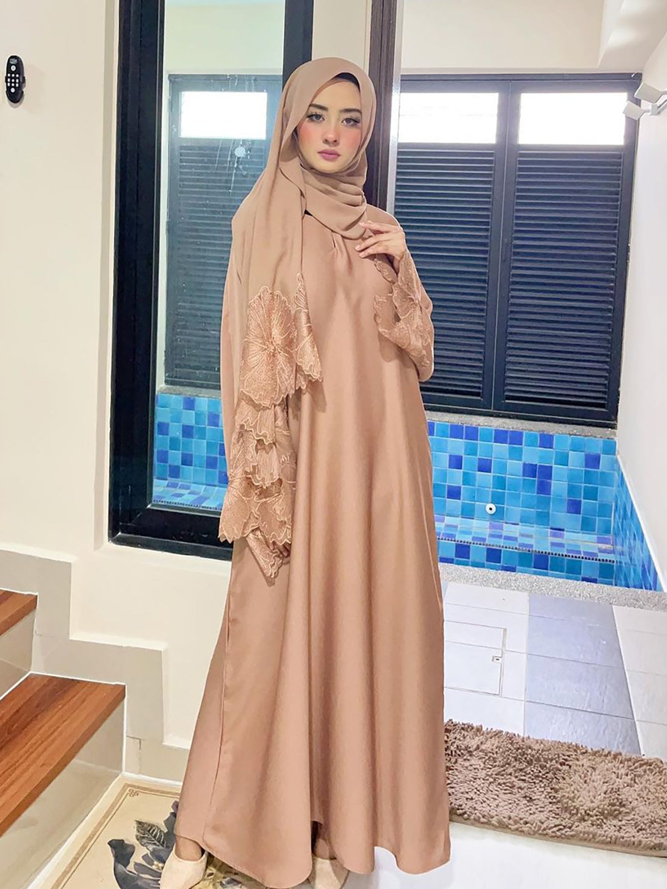 Abaya Élégante Brodée – Manches Florales & Coupe Modeste Chic