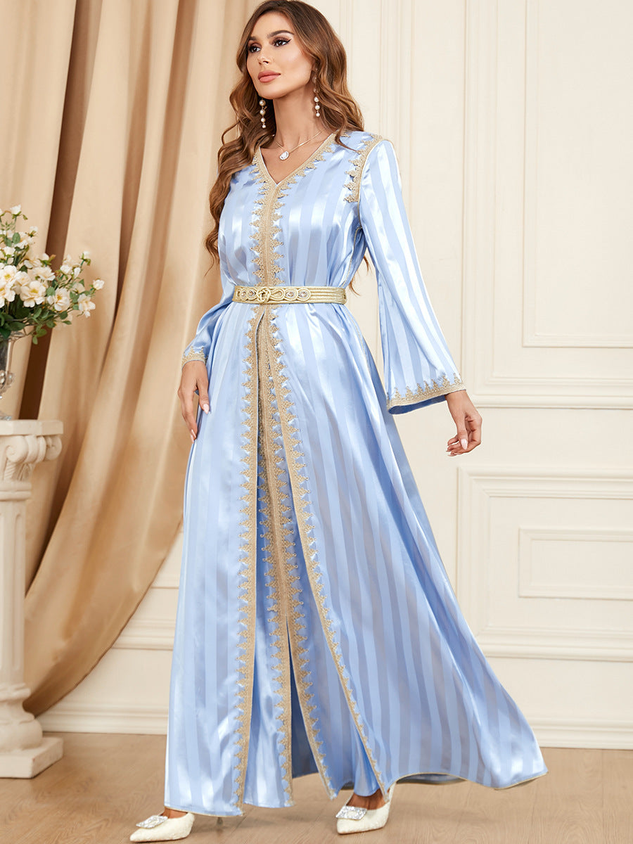 Caftan satiné brodé doré – Élégance et brillance pour soirées & cérémonies