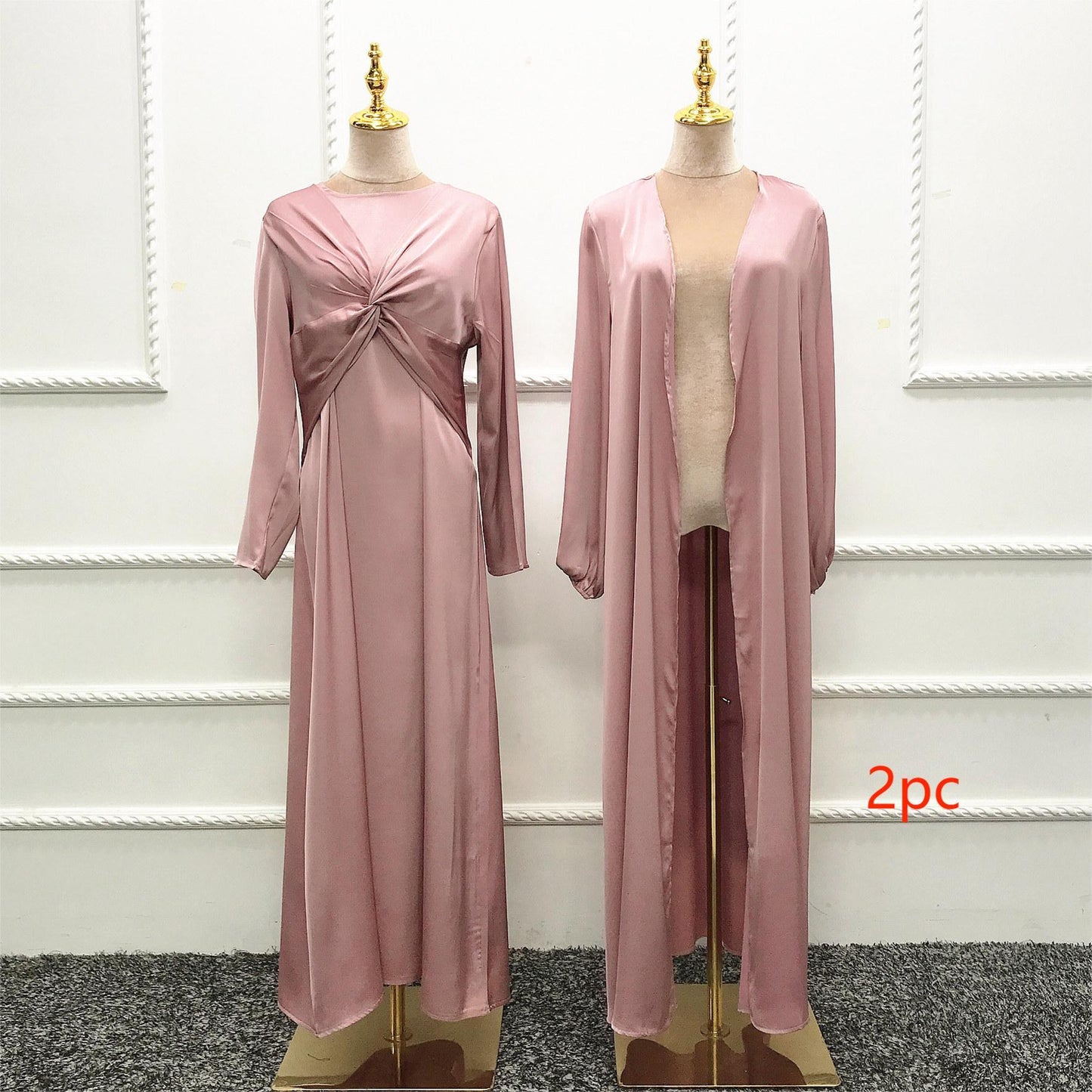 ROBE LONGUE SATINÉE HIJAB STYLE – DÉTAIL TORSADÉ ÉLÉGANT