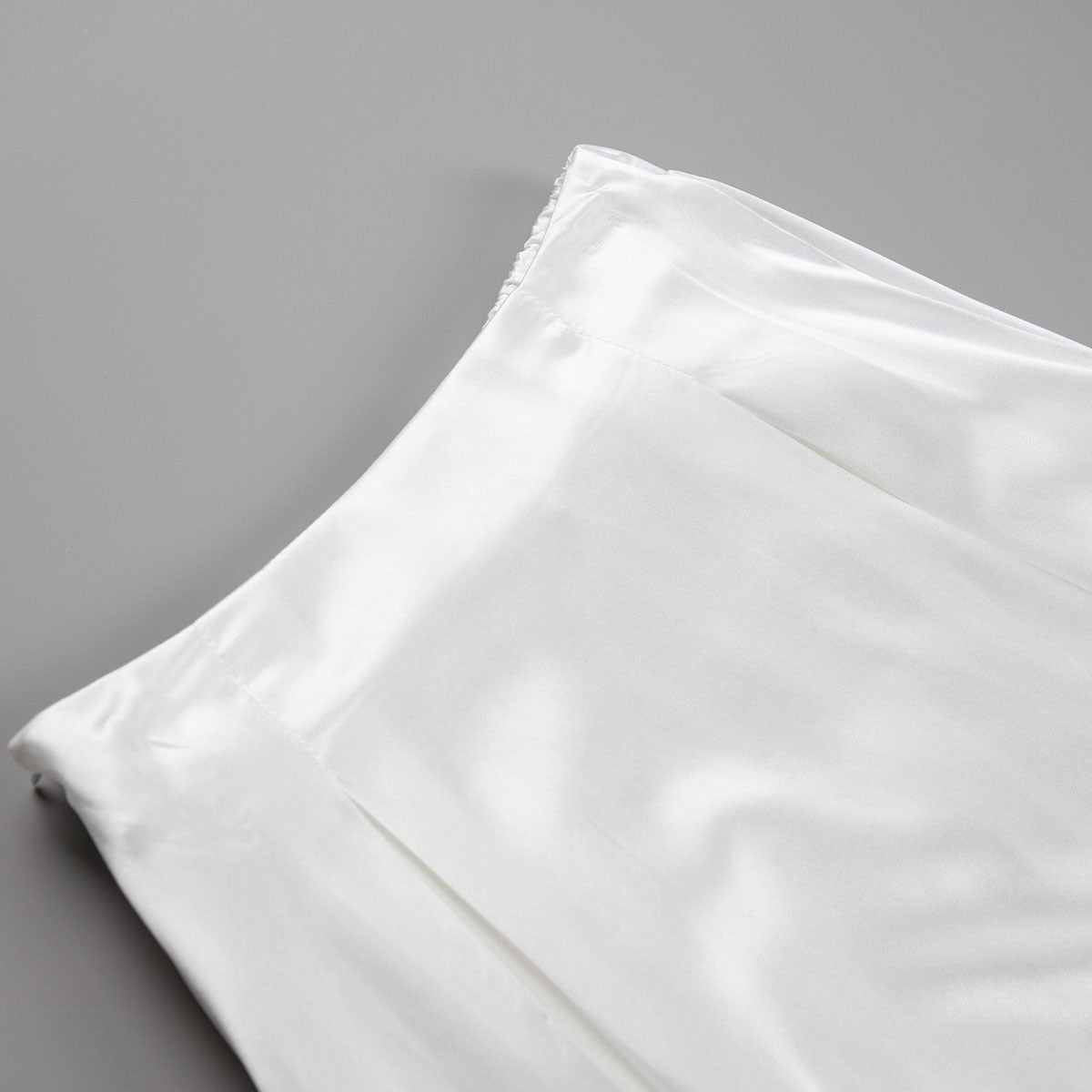 Jupe Satinée Élégance – Coupe Évasée & Taille Haute